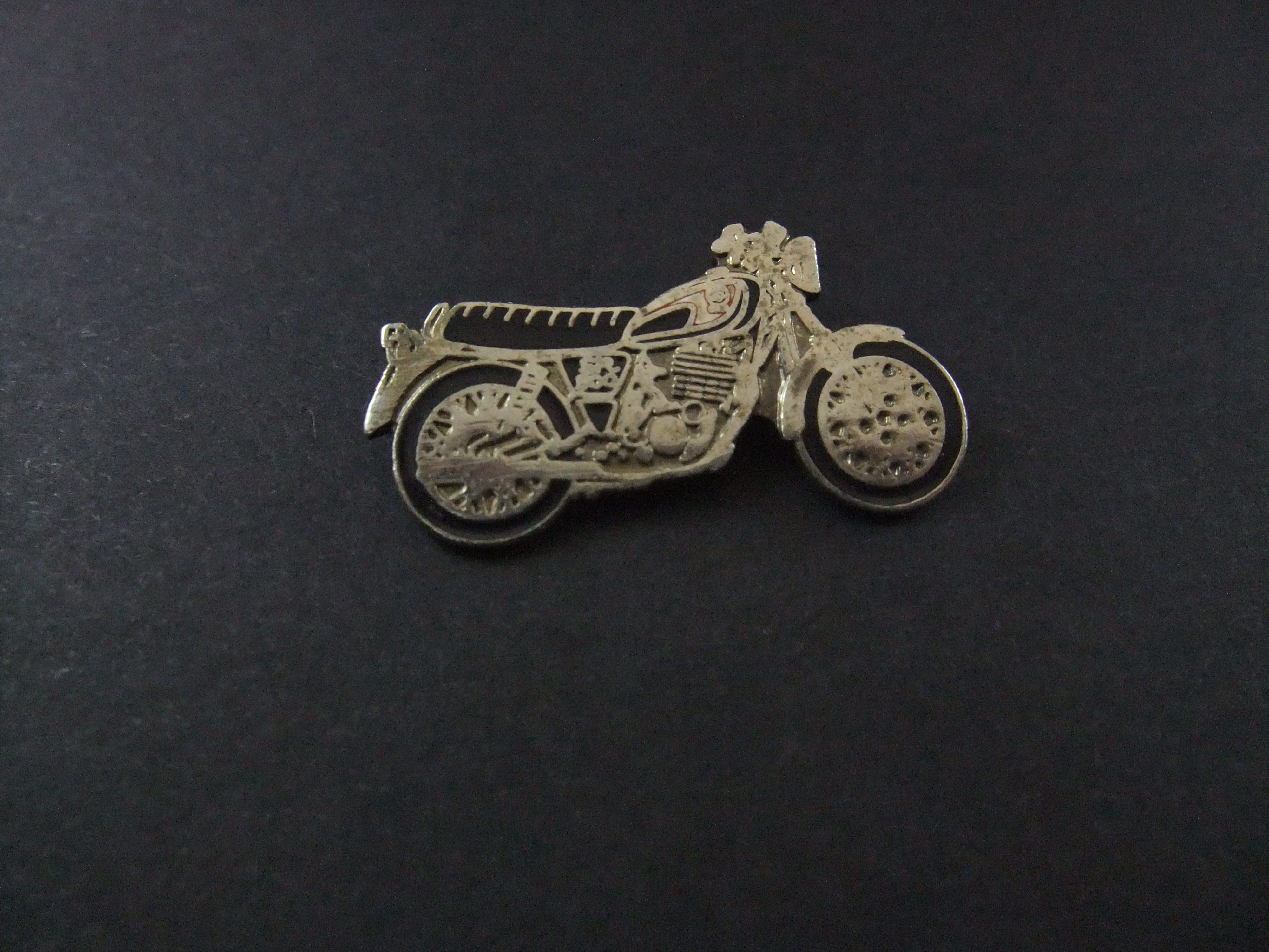 Yamaha SR500 off -road motor. zwart-zilver, motor naar rechts